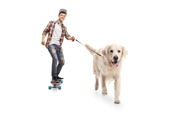 Teenage bokovky s longboard chůzi psa — Stock fotografie