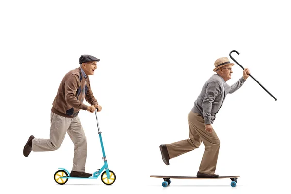 Hombre montando un scooter y el otro montando un longboard —  Fotos de Stock