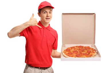 bir pizza kutusu tutarak ve beni arama yapma pizza servis elemanı jest