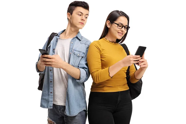 Студент-мужчина подглядывает в телефон студентки — стоковое фото