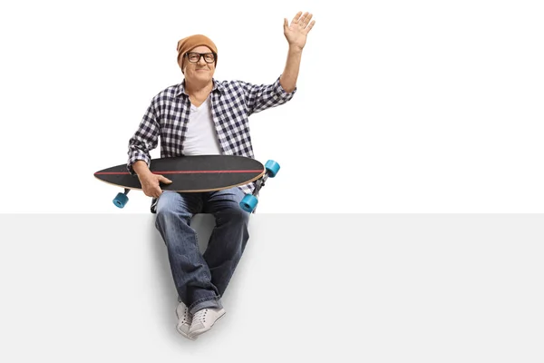 Velho hipster com um longboard acenando — Fotografia de Stock