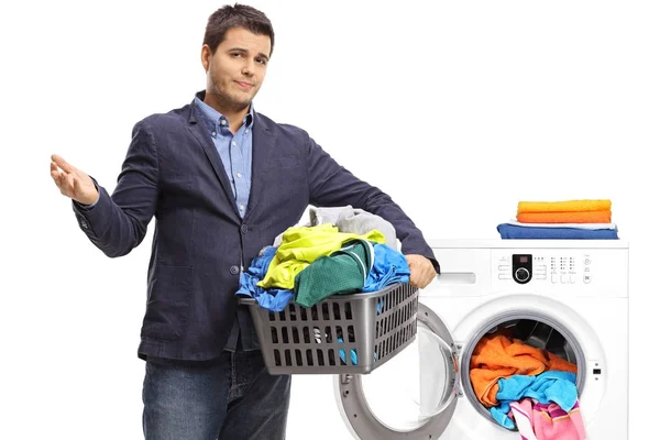 Cara segurando uma cesta de lavanderia com roupas — Fotografia de Stock