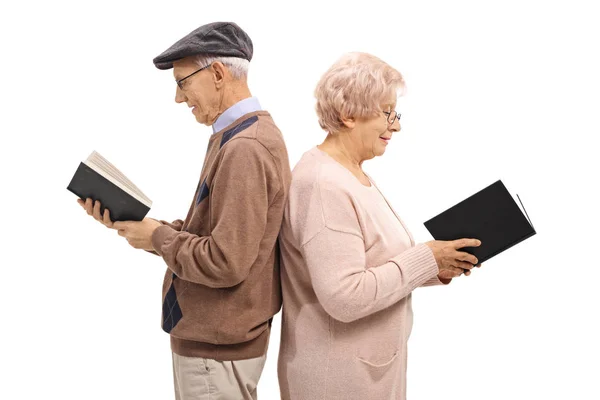 Ηλικιωμένος άνδρας και γυναίκα διαβάζοντας βιβλία — Φωτογραφία Αρχείου
