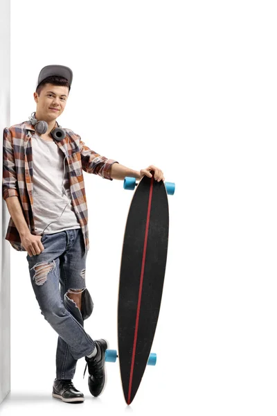 Adolescente hipster con un longboard — Foto de Stock