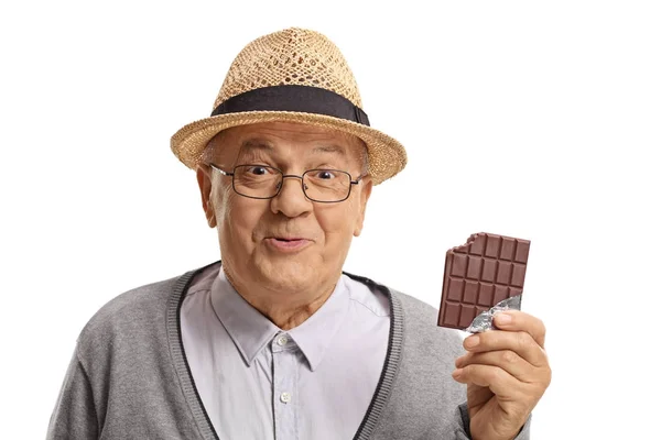 Hombre sosteniendo una barra de chocolate mordido — Foto de Stock