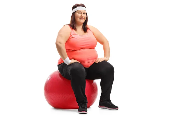 Mulher com excesso de peso sentada em uma bola de exercício — Fotografia de Stock