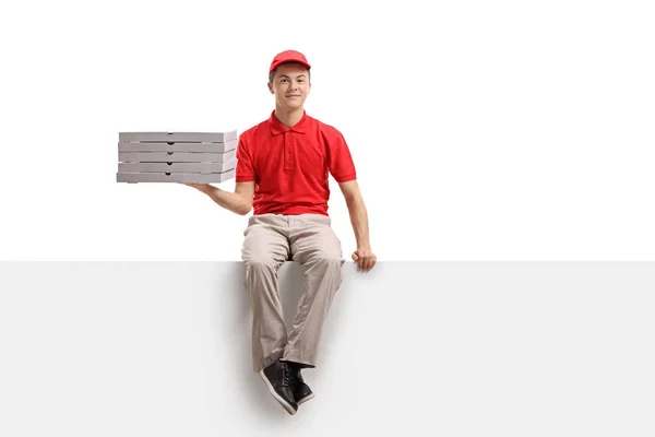 Entrega de pizza menino segurando uma pizza caixas — Fotografia de Stock