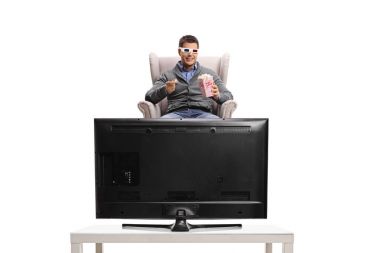 adam 3d gözlük ve televizyon izlerken patlamış mısır