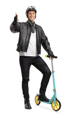 Bir başparmak tabela yapım bir scooter ile motorcu