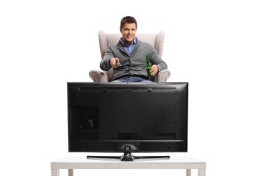 bir koltukta oturan ve televizyon izlerken adam