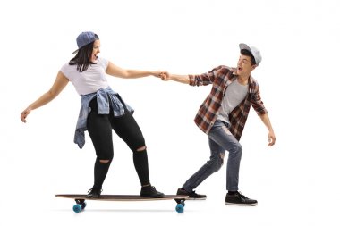 bir kız bir longboard üzerinde çekerek çocuk