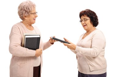 İki yaşlı kadın kitap alışverişi