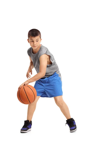Garoto driblando com uma bola de basquete — Fotografia de Stock