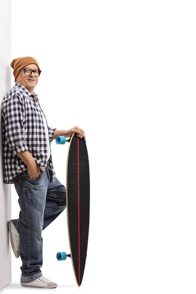 Gamla hipster med en longboard — Stockfoto