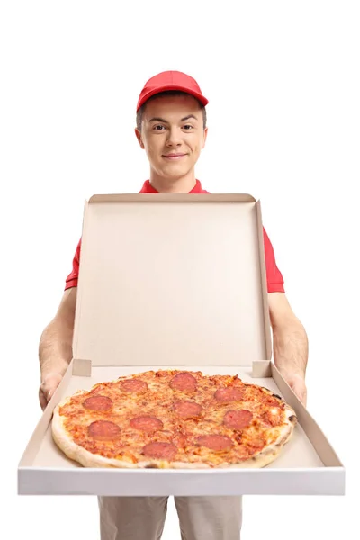 Ragazzo consegna pizza mostrando una pizza — Foto Stock