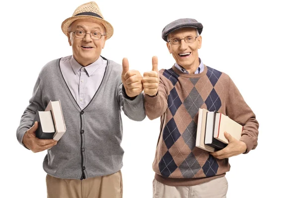 Anziani con libri che fanno gesti pollice in su — Foto Stock
