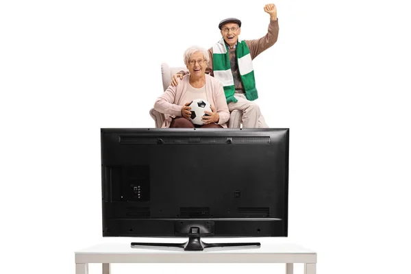Tifosi entusiasti di calcio guardando la televisione — Foto Stock