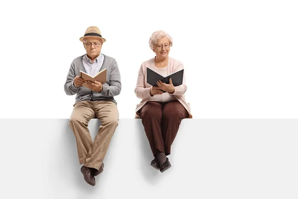 Man and woman reading books — Stock Photo, Image