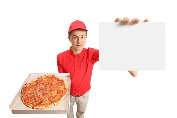 Menino segurando uma caixa de pizza e mostrando um cartão em branco — Fotografia de Stock