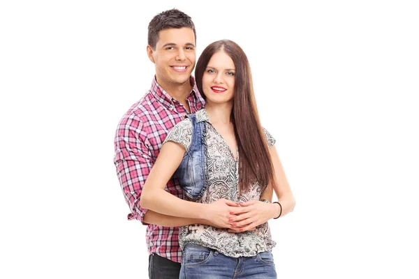 Jovem casal olhando para a câmera e sorrindo — Fotografia de Stock