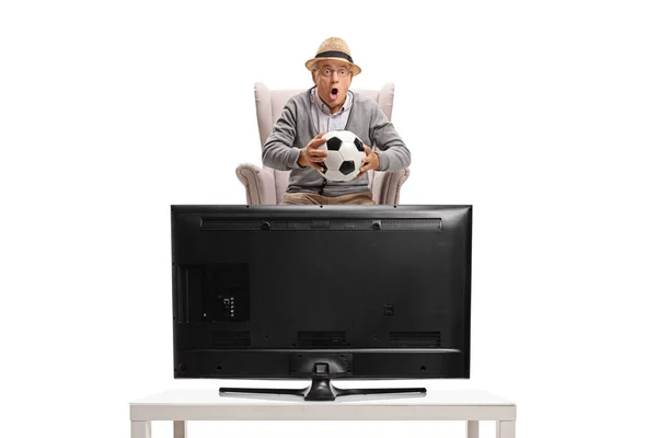 Homem assistindo futebol na televisão — Fotografia de Stock