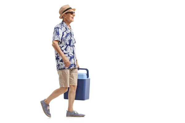 Älterer Tourist mit Kühlbox zu Fuß — Stockfoto