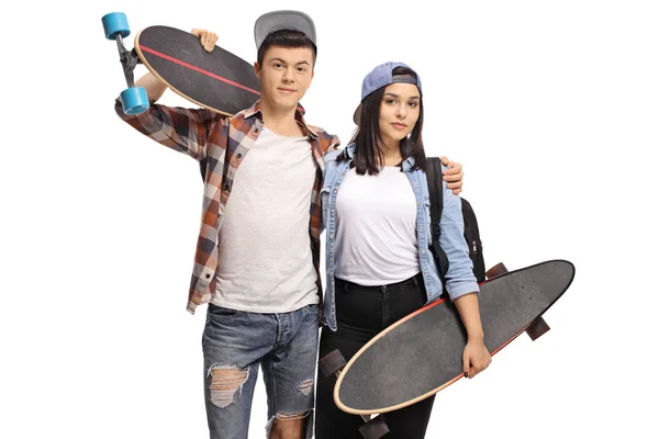 Teenager Junge und ein Teenager Mädchen mit Longboards — Stockfoto
