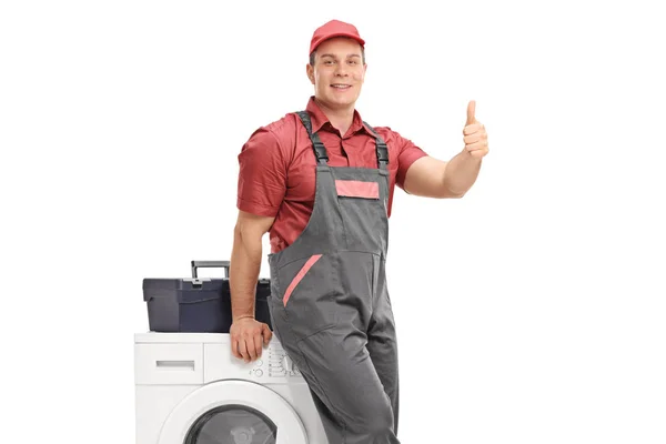 Reparatör att göra en tumme upp skylt på en tvättmaskin — Stockfoto