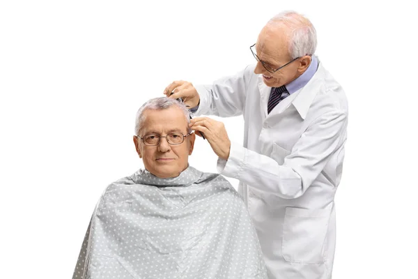 Érett férfi egy fodrász vágatta le a haját — Stock Fotó