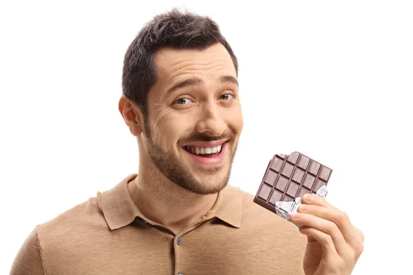 Cara segurando uma barra de chocolate mordido — Fotografia de Stock