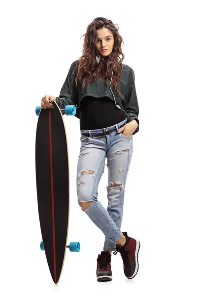 Teen κορίτσι με ένα longboard — Φωτογραφία Αρχείου