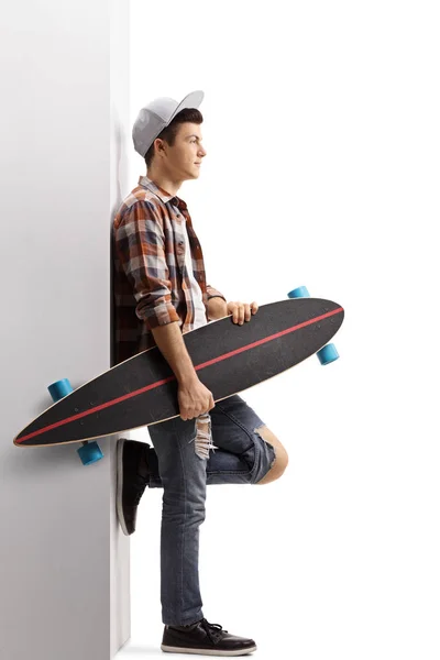 Teenage hipster avec un longboard — Photo
