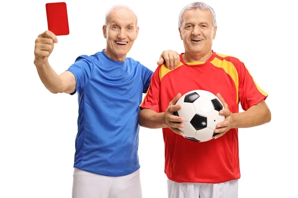 Jugadores de fútbol con una tarjeta roja y un fútbol —  Fotos de Stock