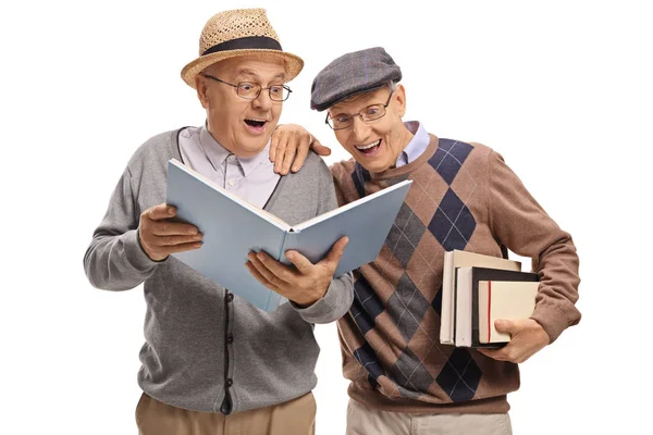 Seniorzy czytający razem książkę. — Zdjęcie stockowe