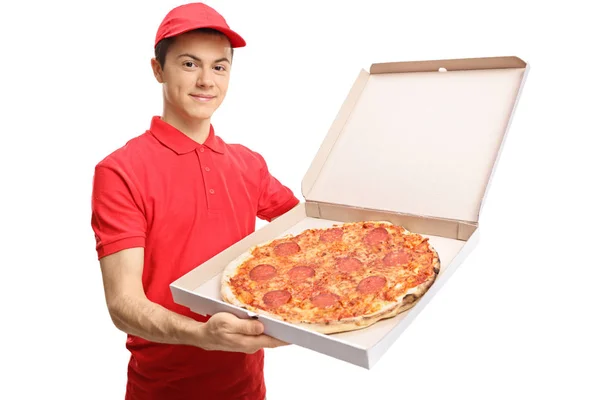 Ragazzo consegna pizza mostrando una pizza all'interno di una scatola — Foto Stock