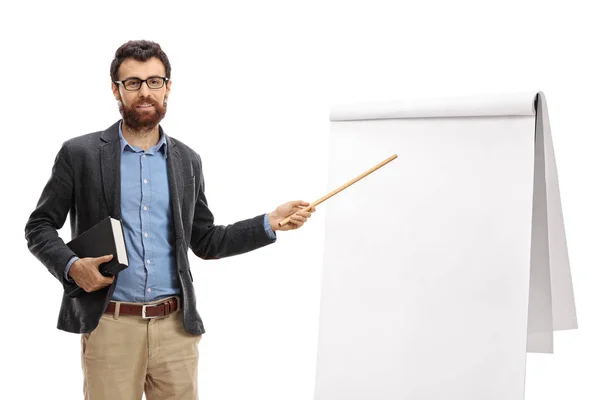 Lehrer zeigt mit einem Stock auf eine leere Präsentationstafel — Stockfoto