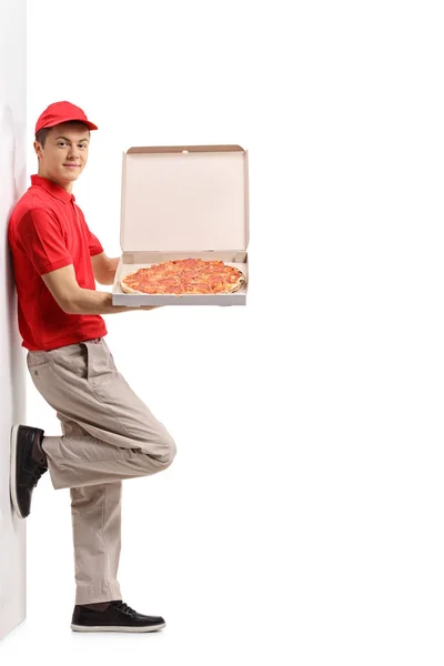 Pizza leverans pojke mot en vägg — Stockfoto