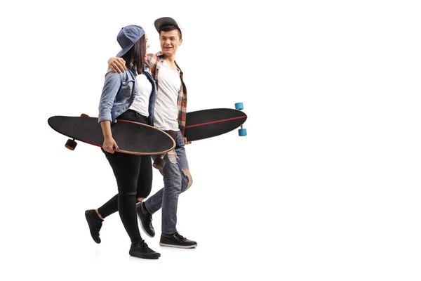 Łyżwiarze z longboards rozmowy i spacer — Zdjęcie stockowe