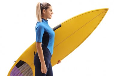 Kadın sörfçü bir surfboard ile