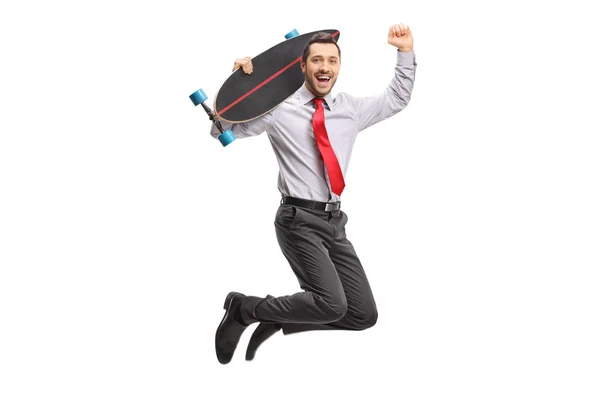 Geschäftsmann mit einem Longboard hüpft und gestikuliert glücklich — Stockfoto