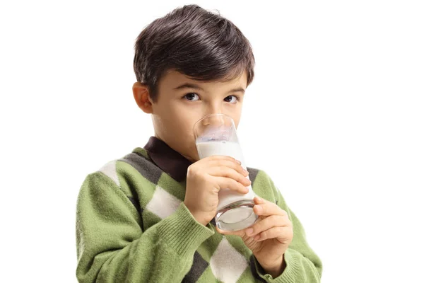 Niño bebiendo un vaso de leche —  Fotos de Stock