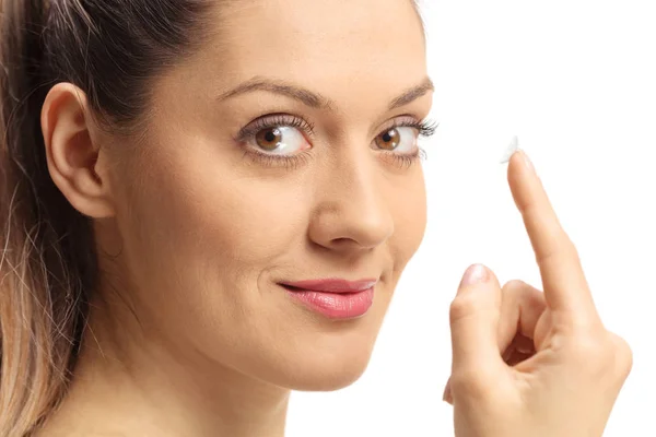 Mulher com lente de contato no dedo — Fotografia de Stock