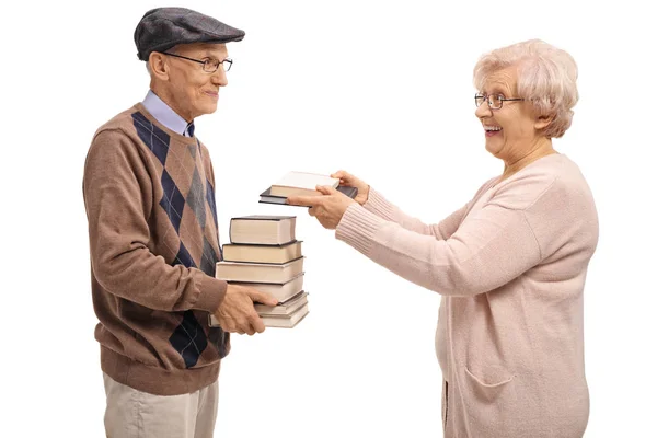 Mujer dando libros al hombre — Foto de Stock