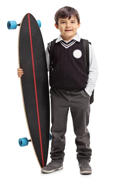Mały uczeń posiadający longboard — Zdjęcie stockowe