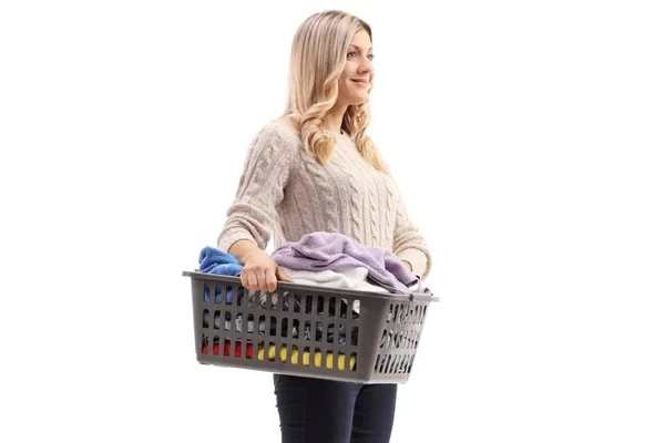 Žena držící Prádelní koš plný oblečení — Stock fotografie