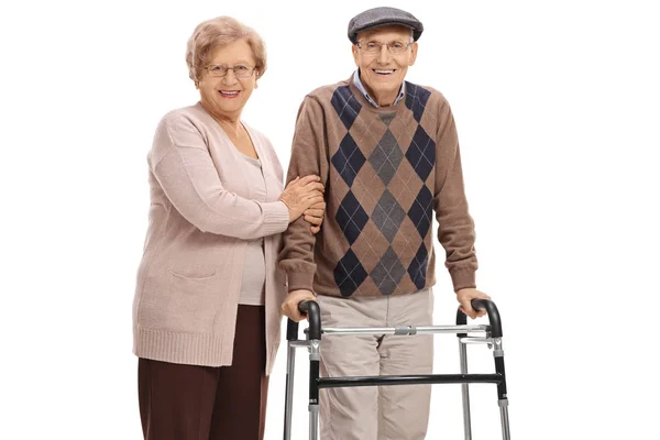 Mujer mayor y un hombre mayor con un andador — Foto de Stock