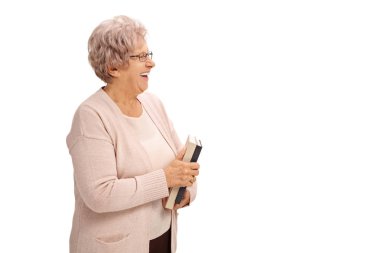 Bir kitap gülümseyen Olgun kadın