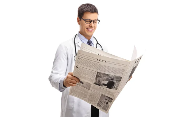 Doktor bir gazete okuyor — Stok fotoğraf