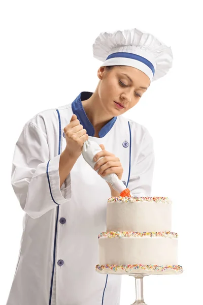 Chef feminino fazendo um bolo — Fotografia de Stock