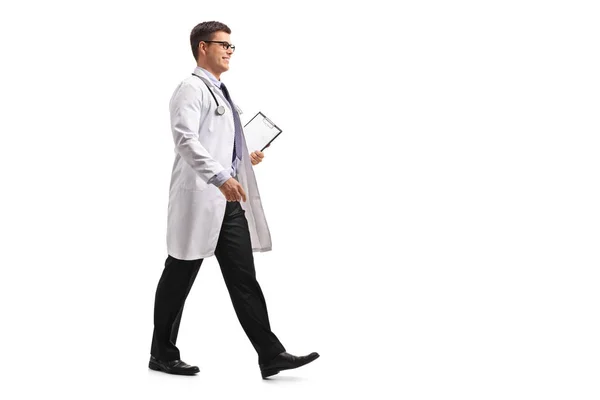 Doutor com uma prancheta andando — Fotografia de Stock
